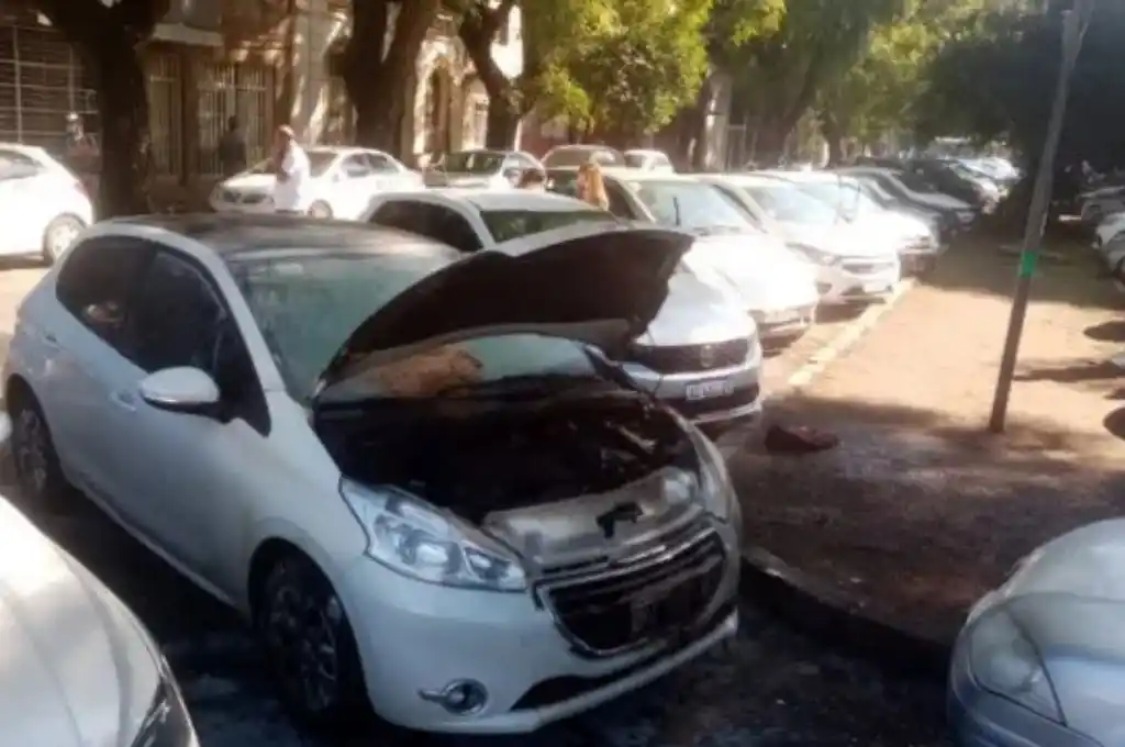 Balean y prenden fuego el auto de un enfermero en el Hospital Centenario