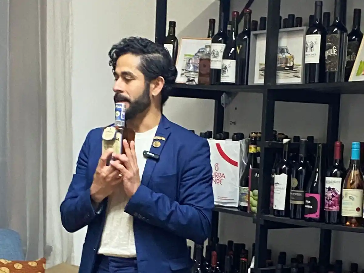 El término proviene del gaélico escocés "uisge beatha" y del irlandés "uisce beatha".