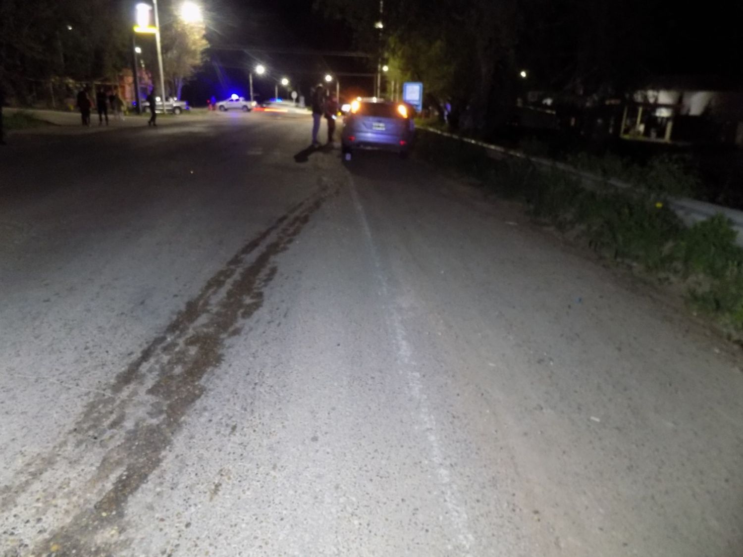 Se desvaneció sobre la cinta asfáltica y un auto lo atropelló