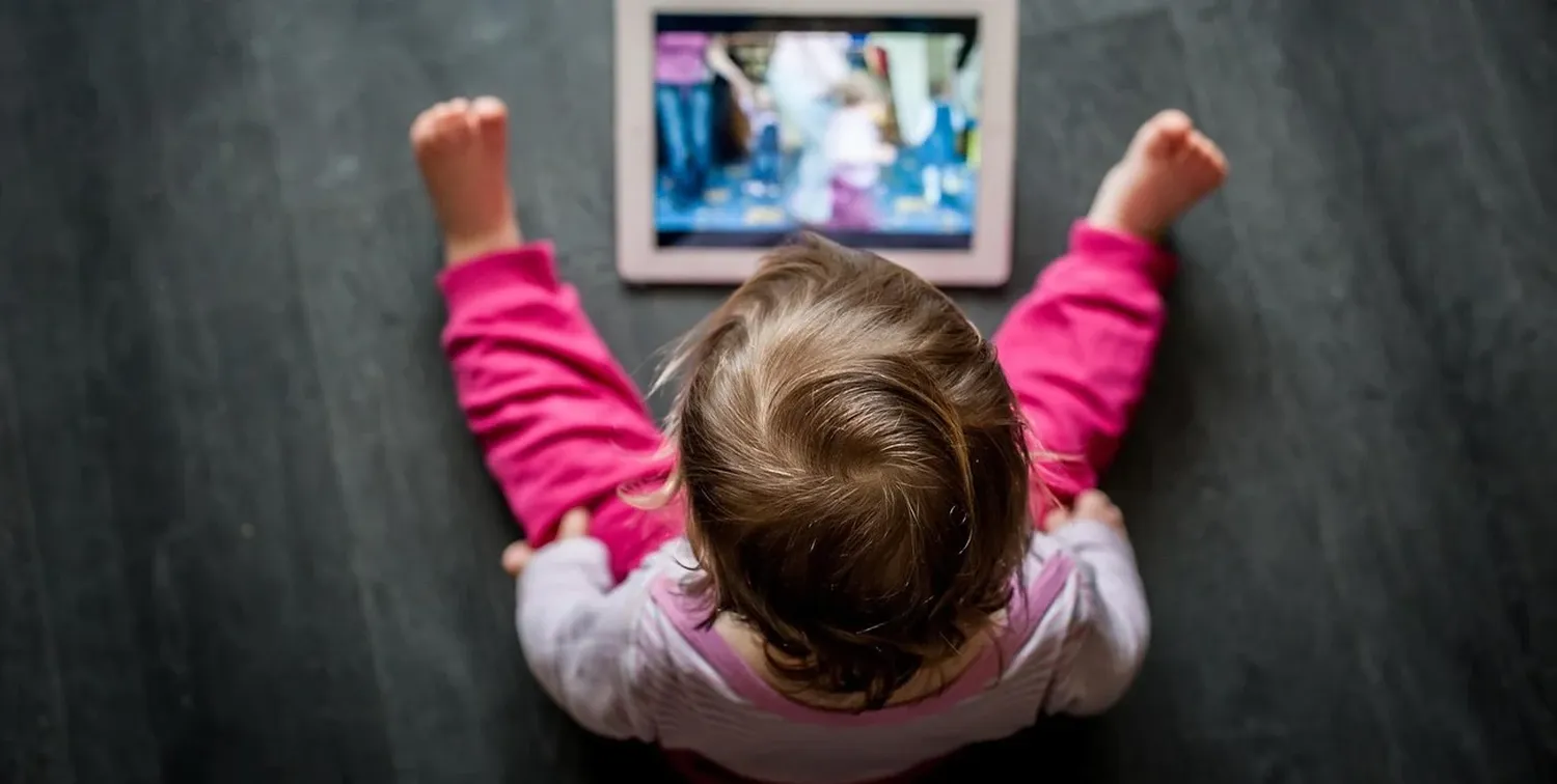 La pantalla permanece como un objeto primario que no acompaña el crecimiento de los niños. En lugar de pedir cosas más elaboradas, piden casi todo el tiempo por ella, como si fuera un sustituto de un chupete, por ejemplo. Y este es el problema.