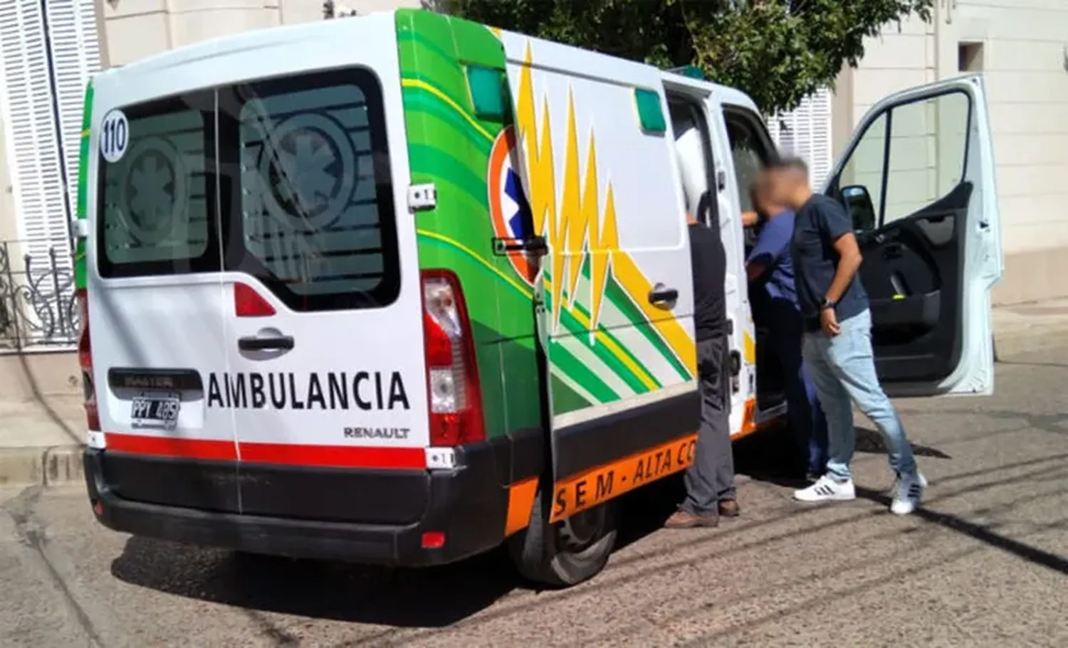 Atropellaron a una mujer de 63 años que cruzaba la calle: su estado de salud