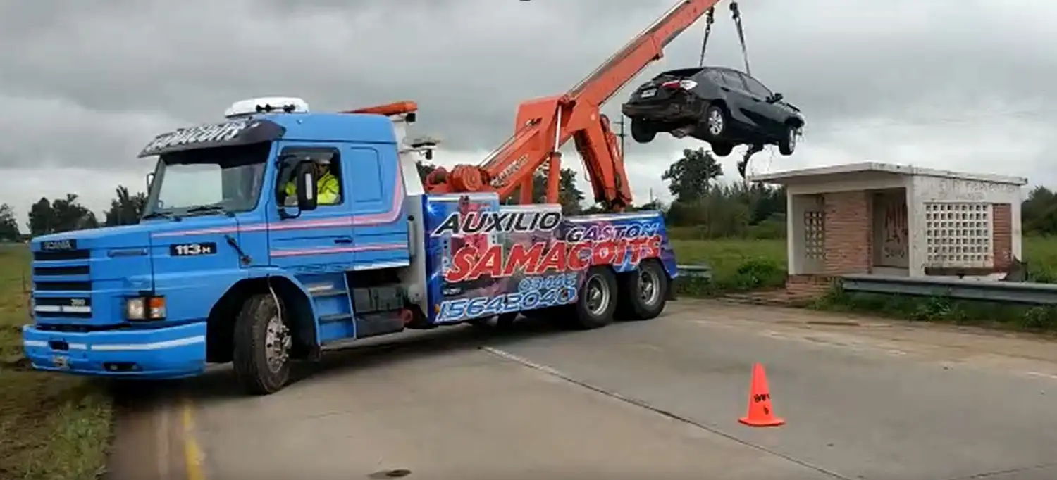 Así retiraron con grúa el auto que quedó sobre una garita de colectivos