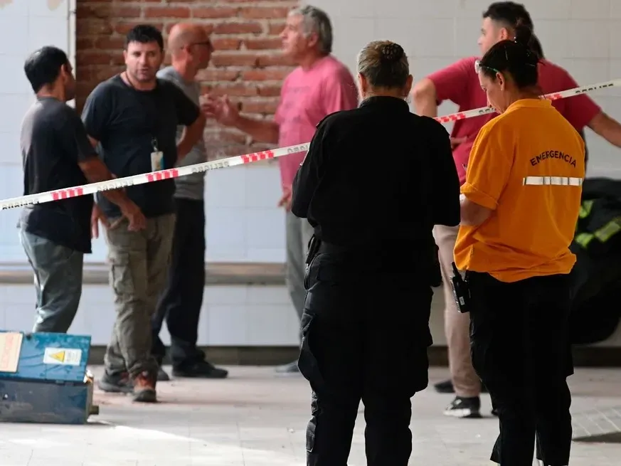 Tras el accidente llegaron los equipos de emergencia. Foto: Flavio Raina.