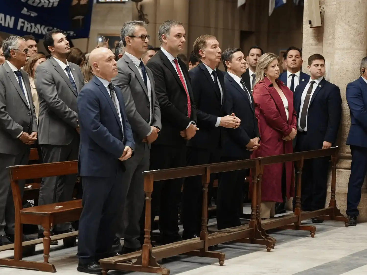 Manuel Adorni y parte del gabinete en Luján