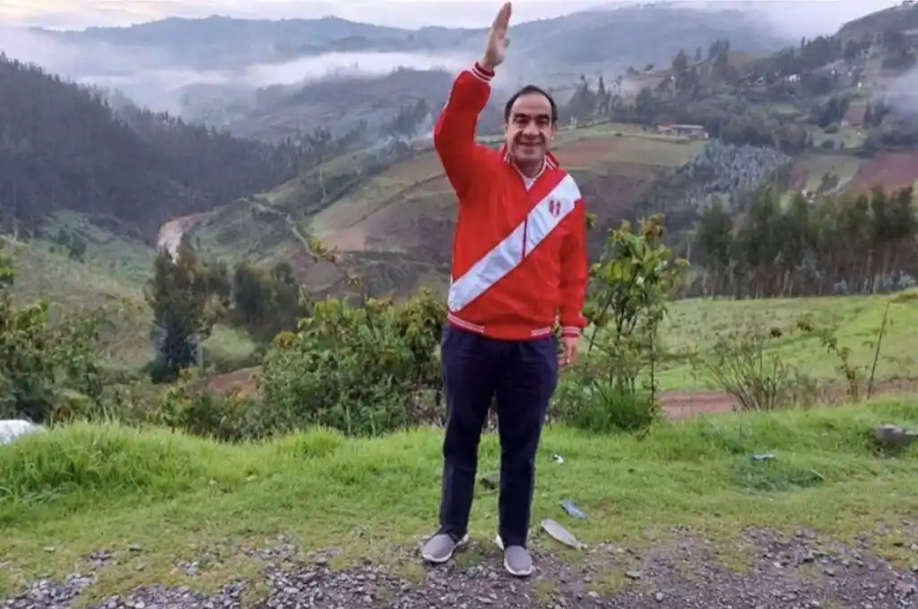 Candidato a presidente de Perú quiere tratar el coronavirus “con sal y aguardiente”