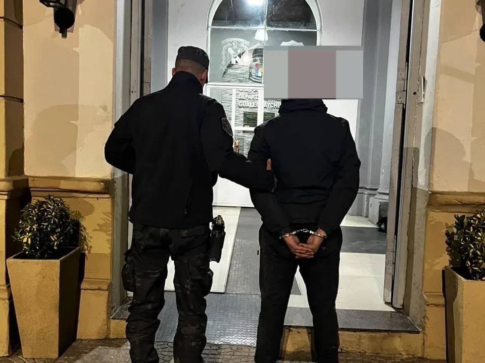 Escapaba de la Policía en una moto robada y terminó chocando contra un patrullero