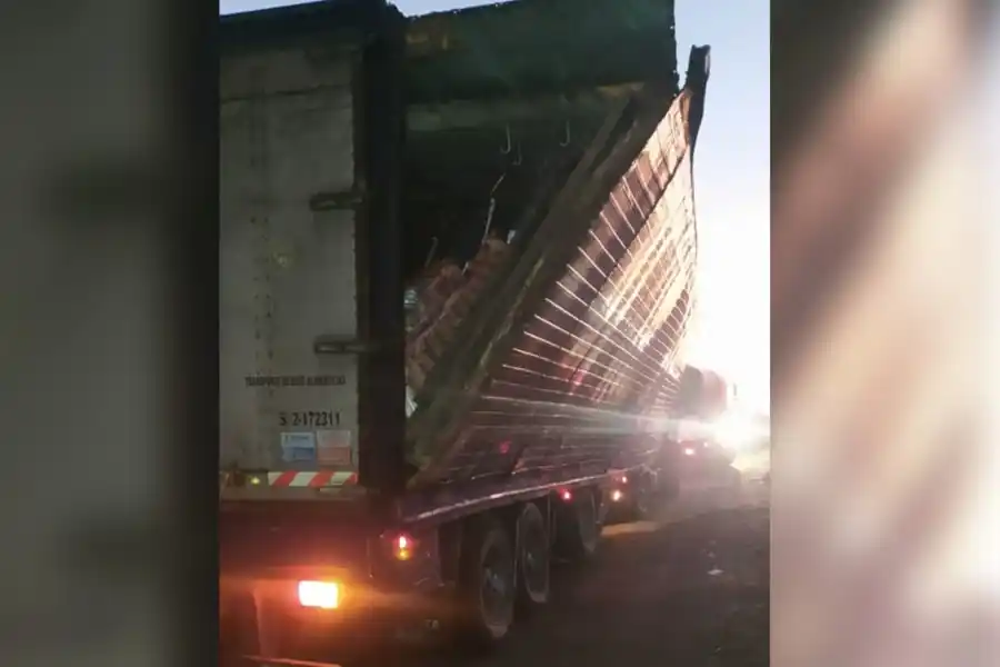 Un camión casi pierde toda su carga cuando su acoplado comenzó a desarmarse