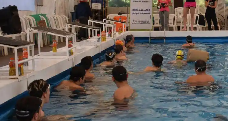 Pilar Geijo brindó una clínica de natación en Pescadores