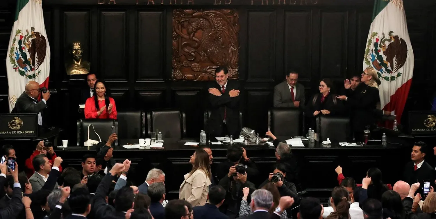 Gerardo Fernández Norona, presidente del Senado de México, celebrando junto al oficialismo en medio de reclamos de la oposición. Crédito: Henry Romero/Reuters