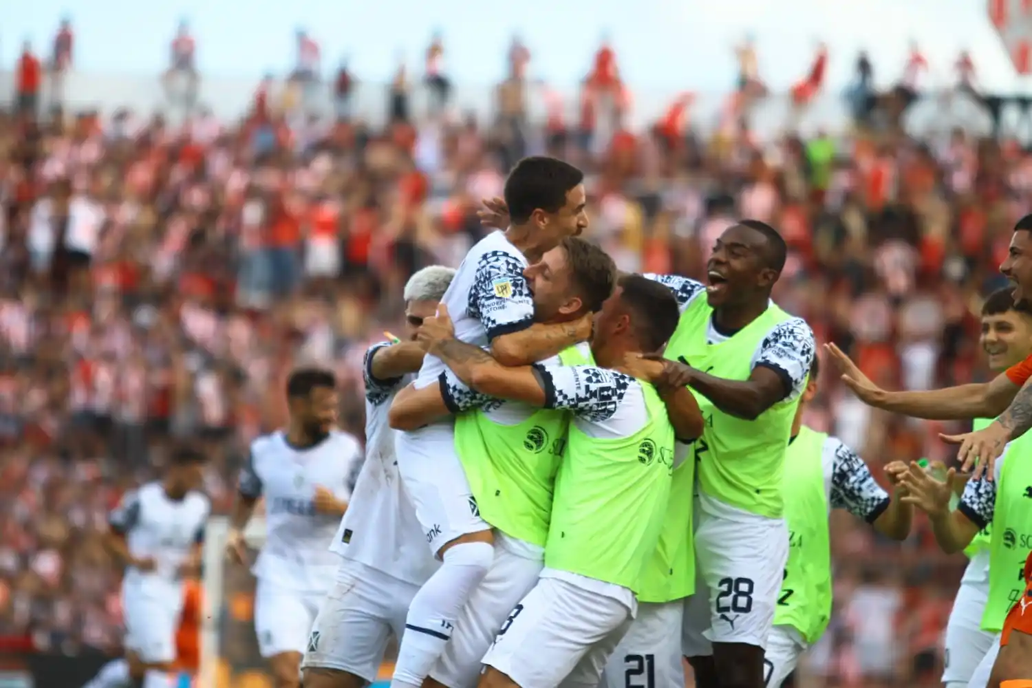Neves, arriba en el festejo de Independiente.