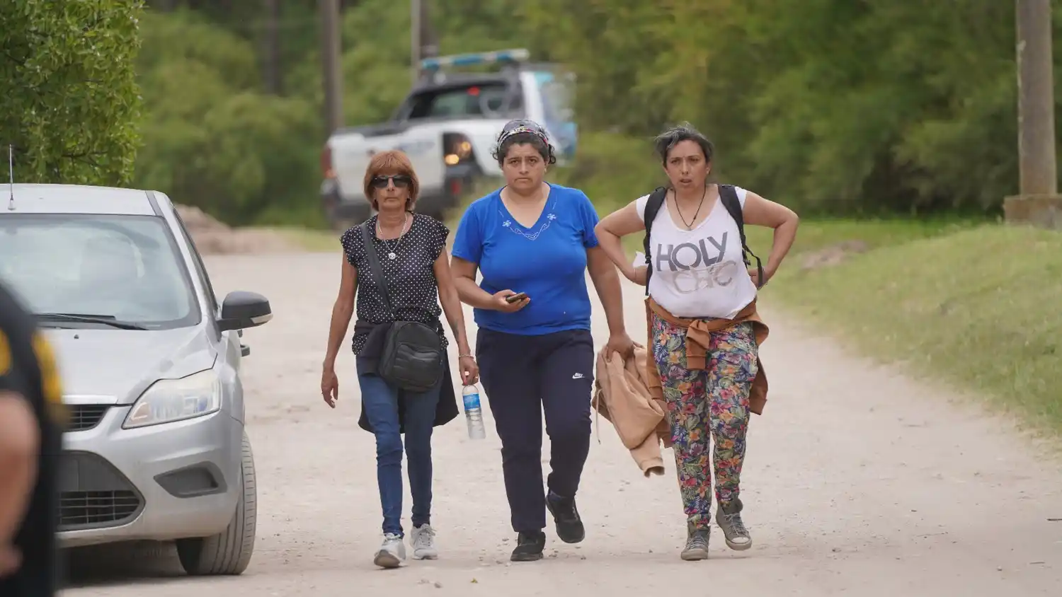 Susana Fernández (tía de la víctima), Natalia y Yanina Bulacio Del Valle, durante los rastrillajes de hoy