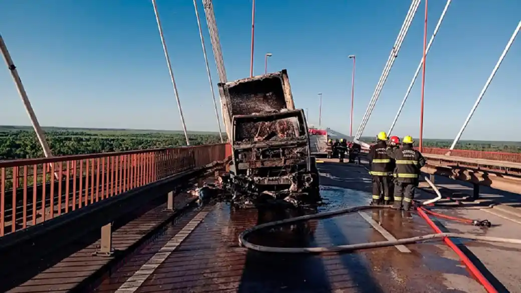 Incendio de un camión de pollos sobre el Puente Mitre