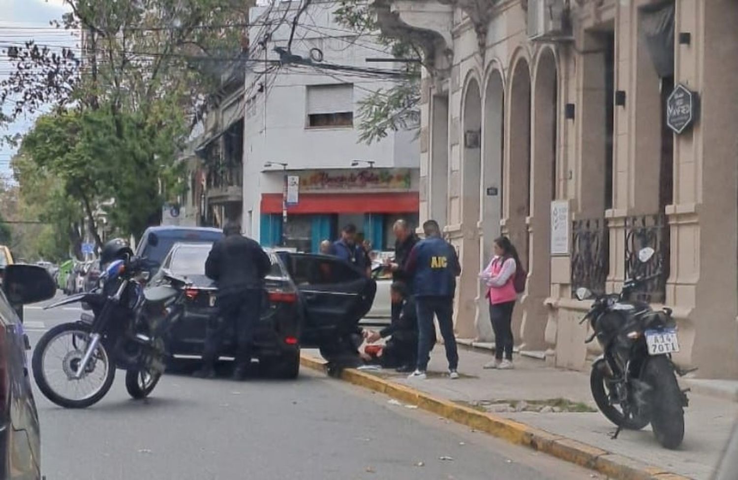 Tras un robo, y perseguidos por la policía, “descartaron” un auto con un arma en su interior