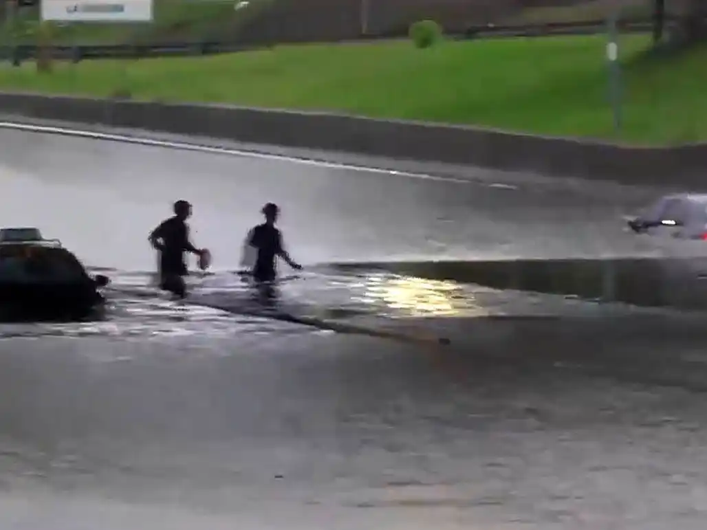 Un fuerte temporal afectó al área metropolitana.
