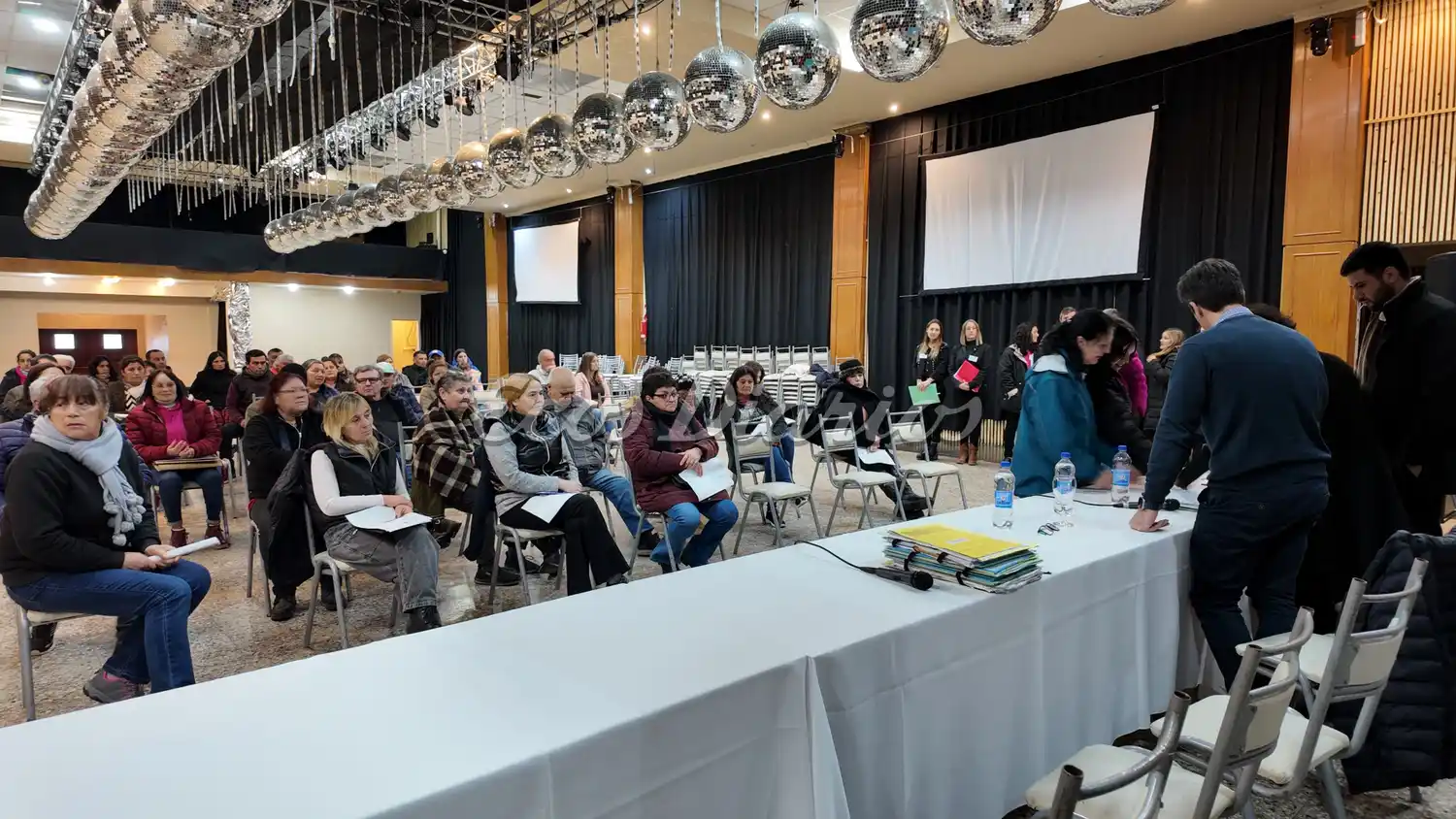 Acto de firmas de escrituras en el Centro Vasco