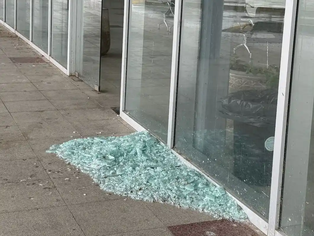 Producto del viento, se rompió un de las puertas de vidrio de la Terminal.