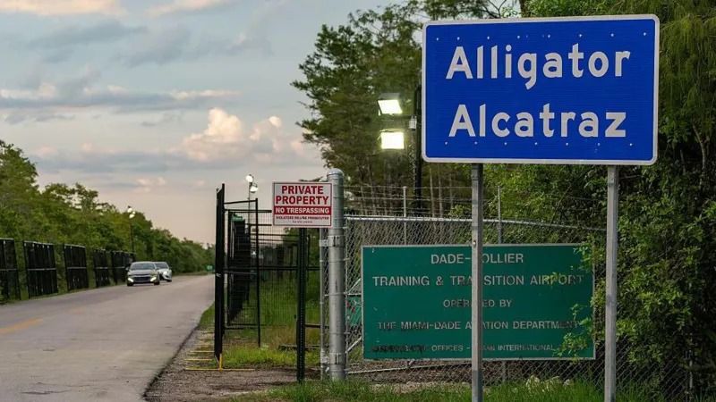 Afuera del campamento se colocó un gran cartel de Alcatraz con un caimán.