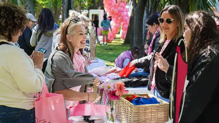 A tono. Los emprendedores utilizaron el color rosa, en concordancia con el “mes rosa”