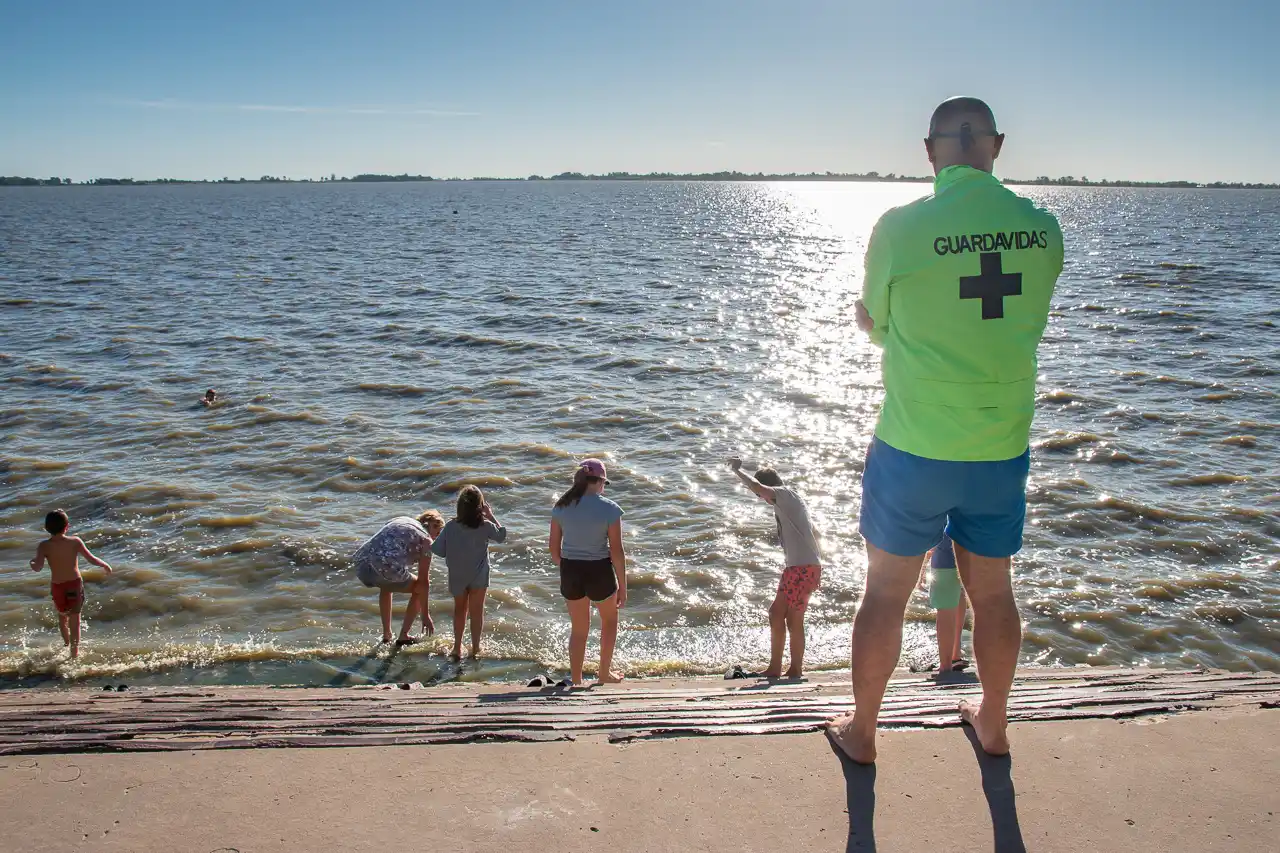 Comienza a funcionar el servicio de guardavidas en la laguna de Chascomús
