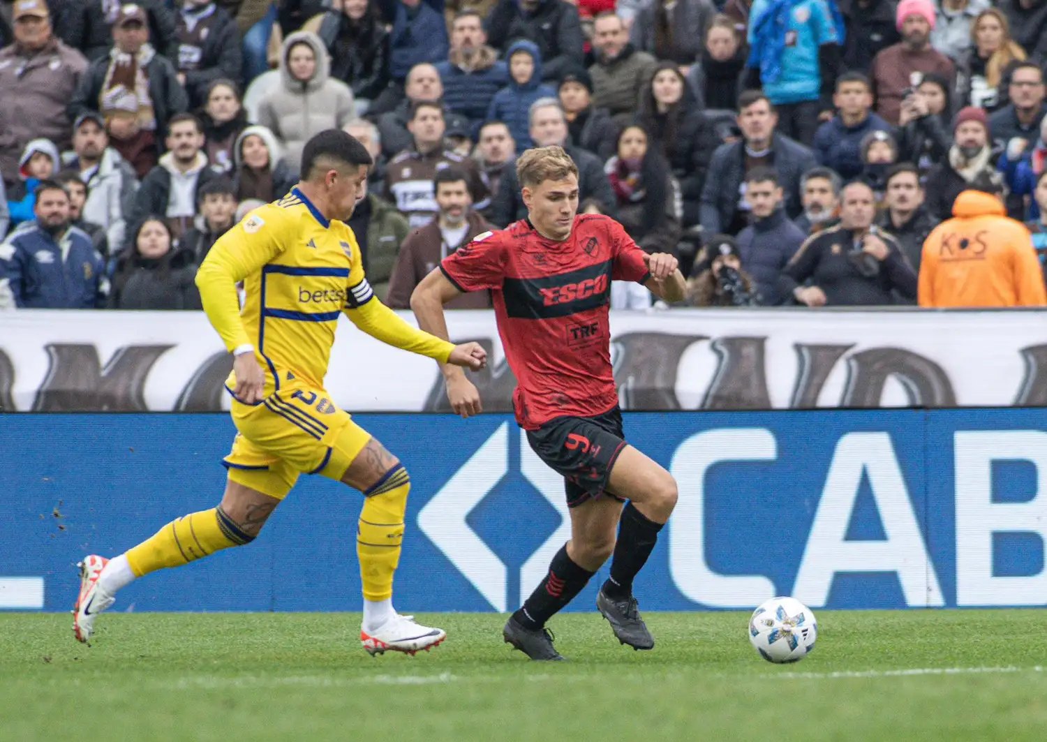 Rojo, que fue expulsado, persigue a Pellegrino, autor del gol del triunfo.