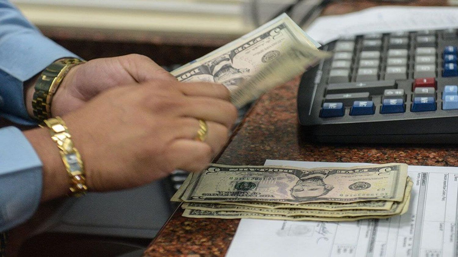 ¡UNA BARBARIDAD! La cantidad de dólares inyectados por el BCV a la banca