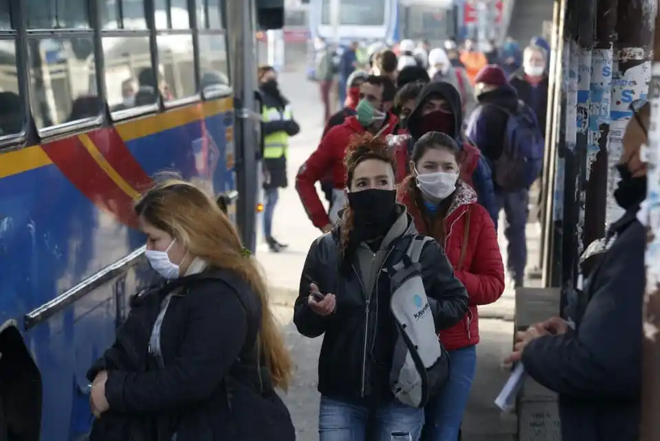 El Tren Sarmiento suspende el servicio por protocolo Covid-19: De qué estaciones salen los 10 micros del Gobierno