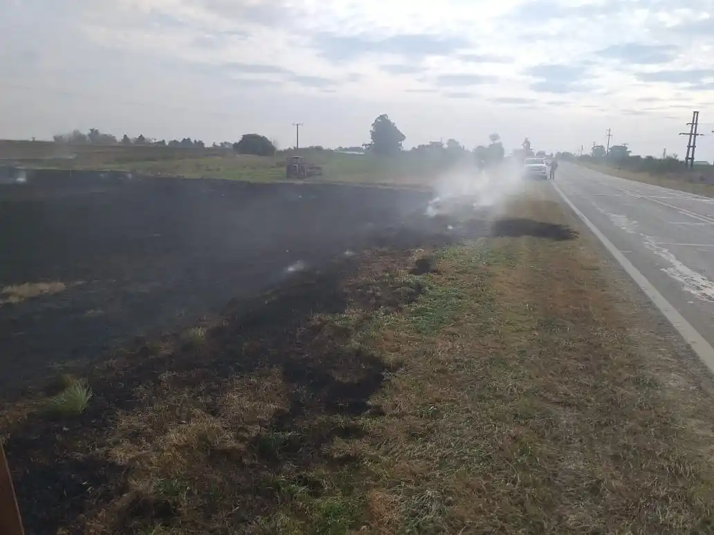 Bomberos controlaron dos incendios a la vera de la Ruta Nacional N° 12