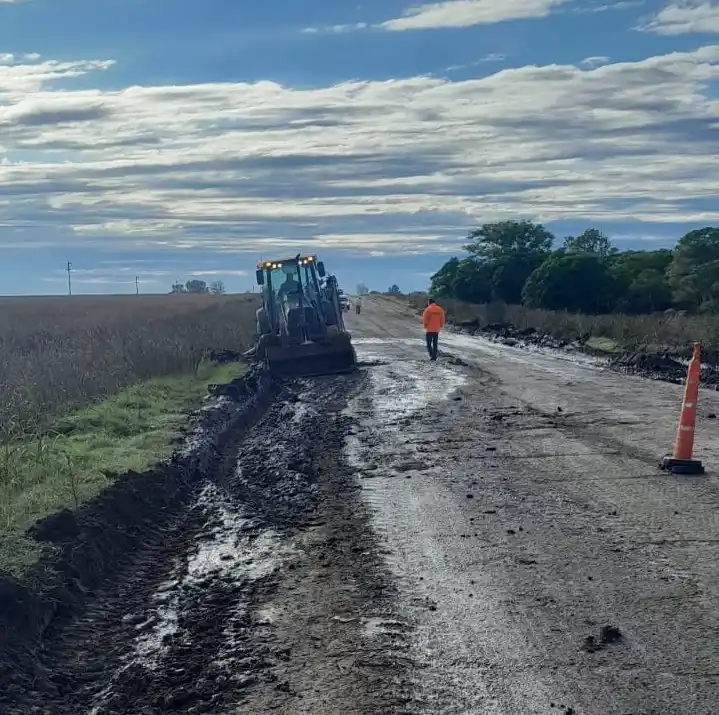 Trabajos de bacheo en el tramo intransitable de la R32