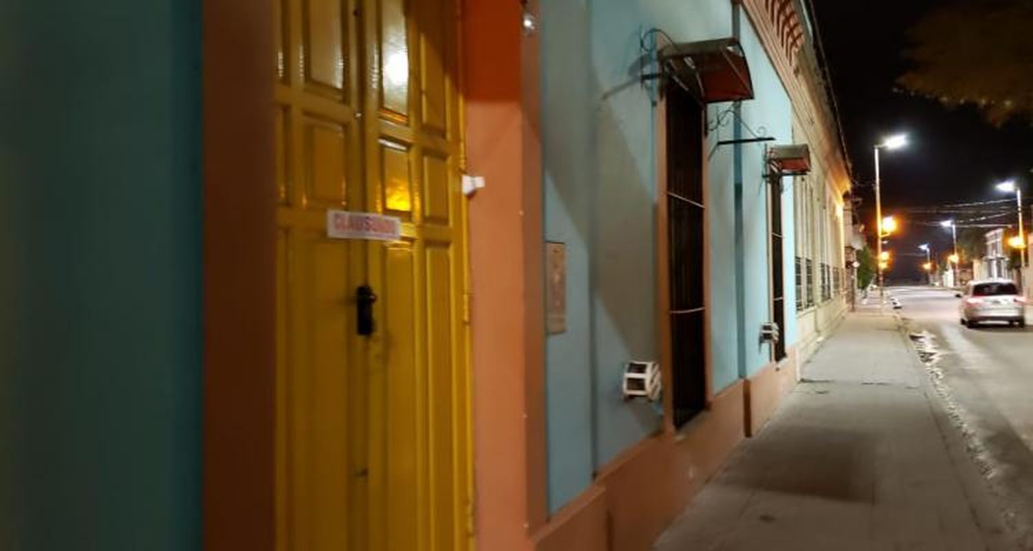 Clausuraron un bar frente a plaza Constitución por falta de REBA “y otras cositas”