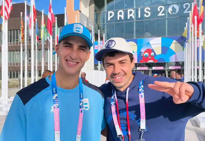 Matías Dell Olio en la puerta de la Villa Olímpica junto a Richard Tury.