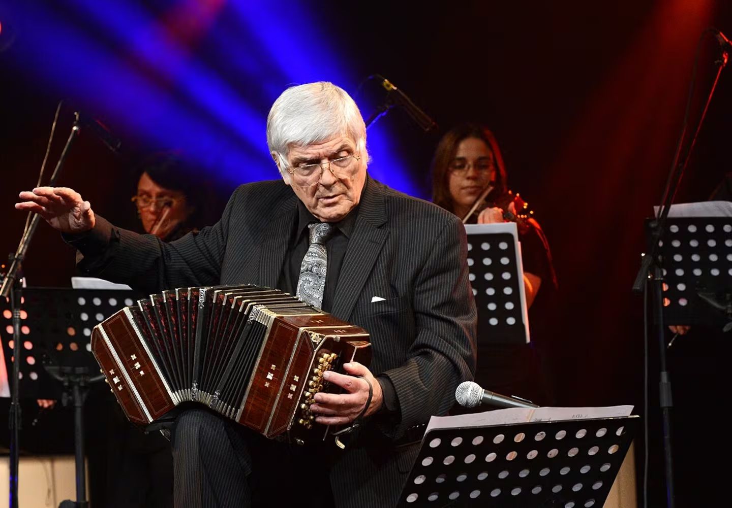 El músico, compositor y director de orquesta falleció a los 85 años