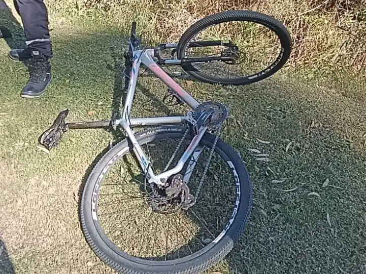 La bicicleta en la que se movilizaba el joven.