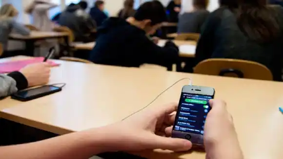 ALERTAN por «uso excesivo» de RR.SS. y teléfonos celulares en los colegios