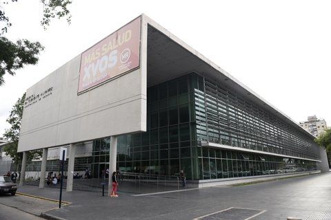 Una joven fue violada y acuchillada frente a su hijo