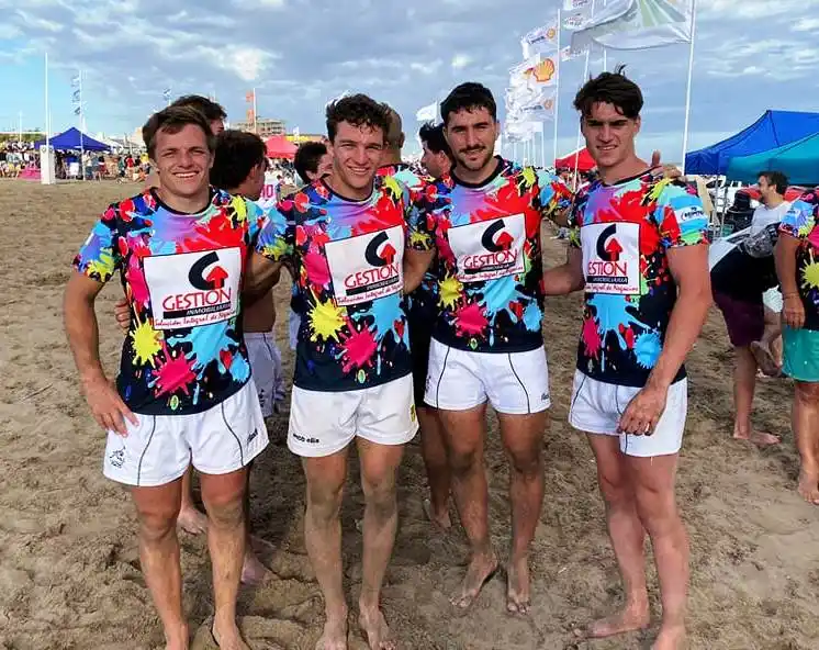 Representantes tandilenses en la playa de Claromecó