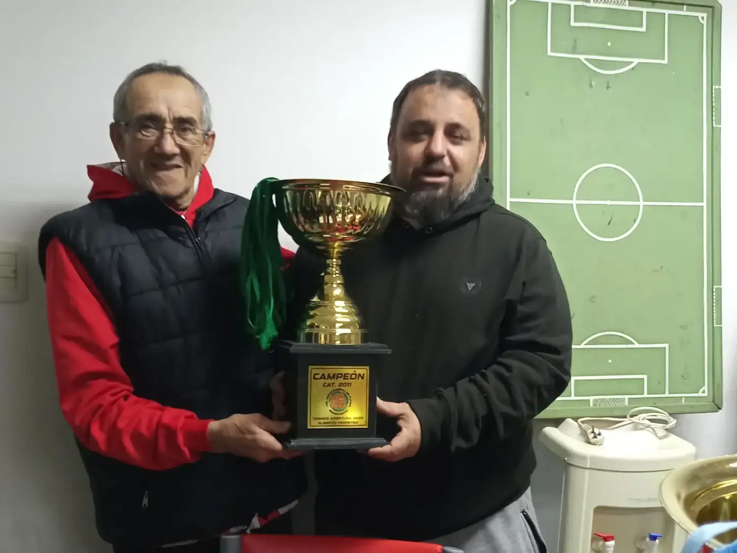 Defensores de Ceibas recibe la copa de campeón en 2011.