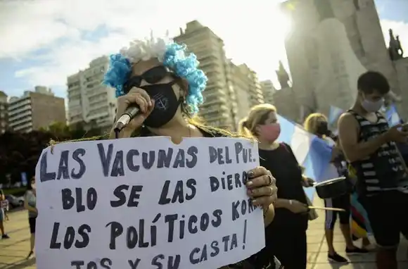 Nutrida movilización en el Monumento a la Bandera en repudio al escándalo del vacunatorio VIP
