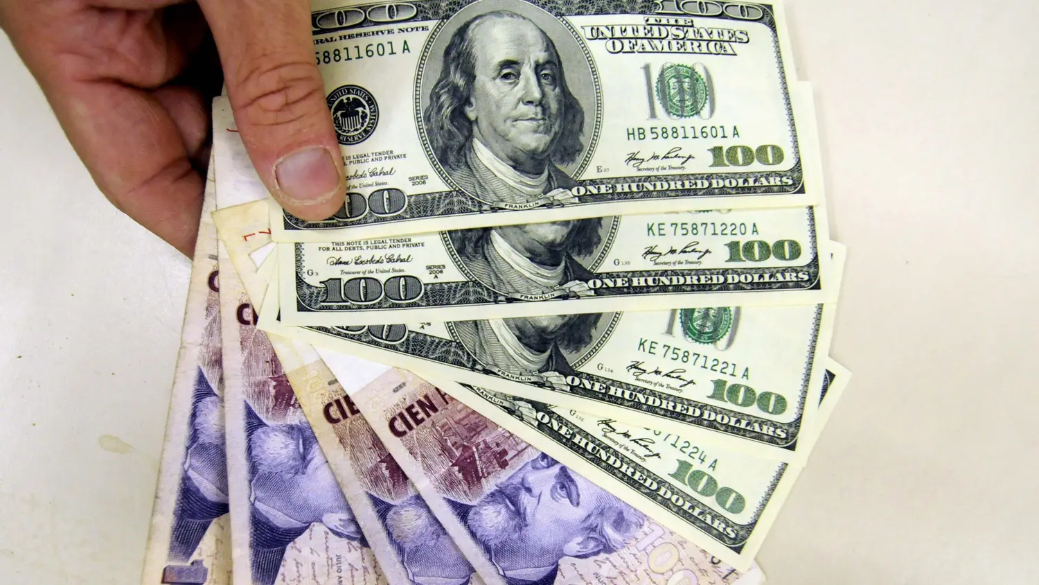 Cotización del dólar: Bajaron el oficial y el blue