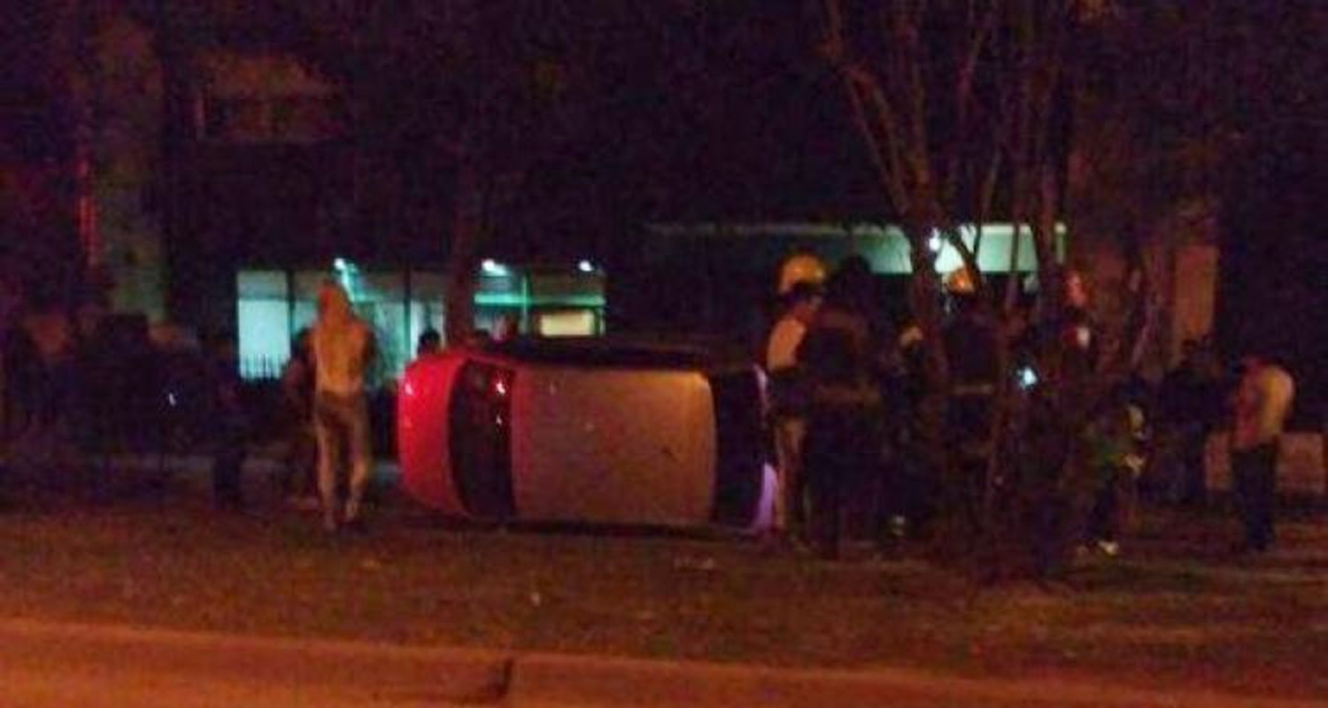 Un auto chocó a otro estacionado y volcó