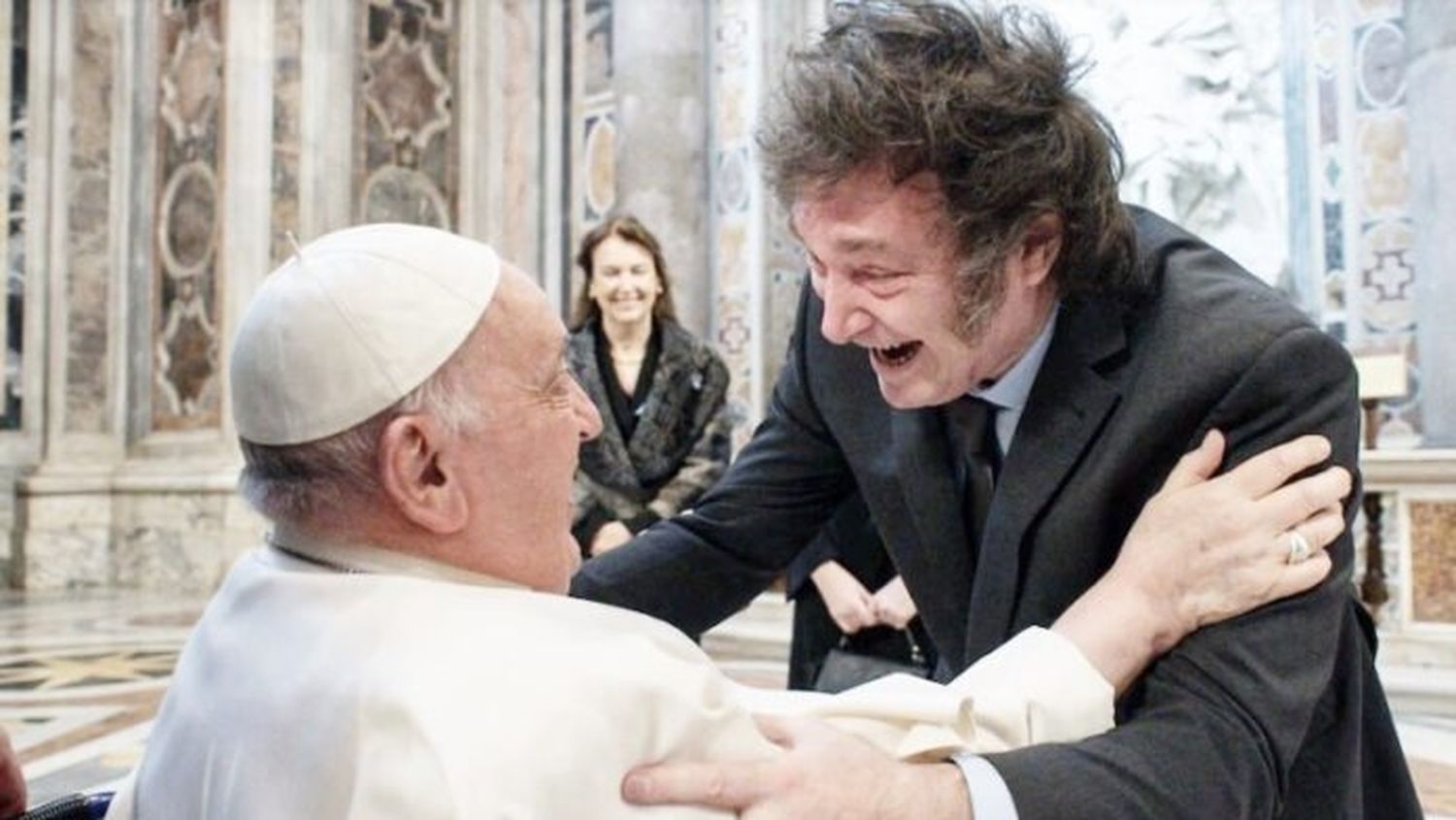 Javier Milei viaja a Roma y opinó de la polémica sobre la comitiva que lo acompaña al funeral del Papa