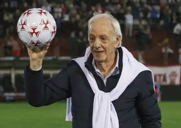 Milei manifestó su “dolor” por la muerte de César Luis Menotti