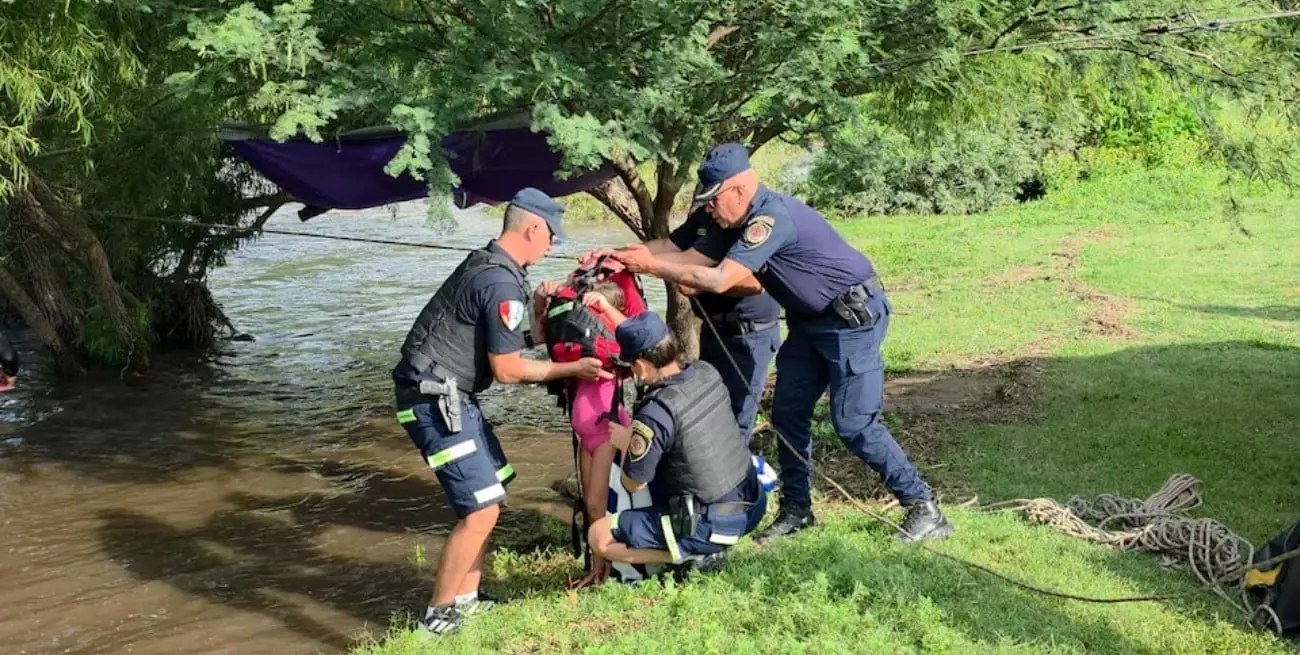 Ocho personas fueron evacuadas tras una repentina crecida en Córdoba.