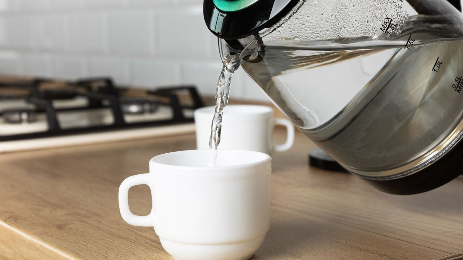 Tomar agua caliente en ayunas: ¿qué dicen los especialistas sobre la tendencia viral?