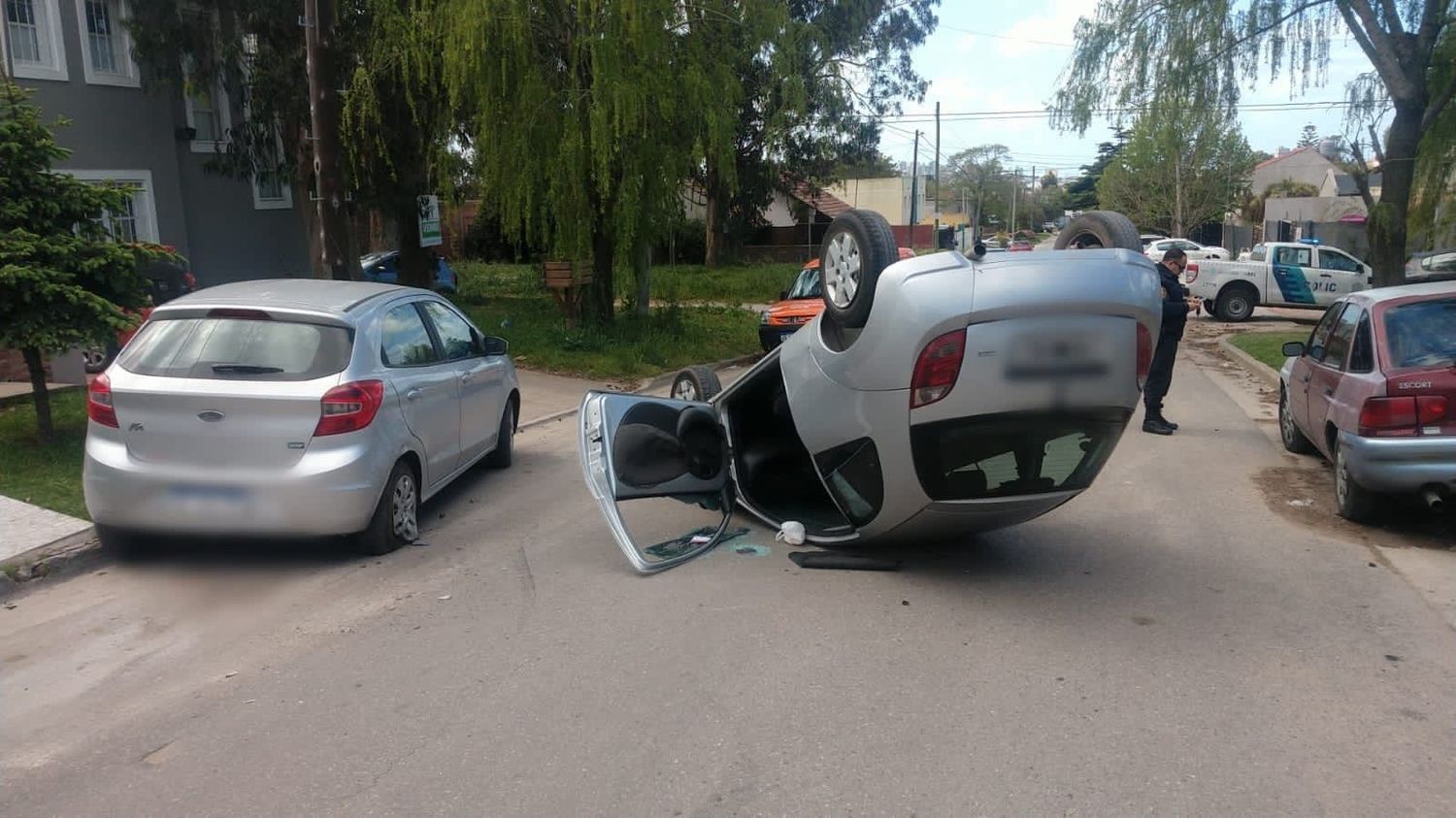 Chocó con un auto estacionado, volcó y tuvo que ser hospitalizada