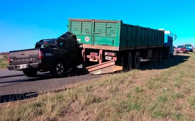 Camioneta quedó incrustada en el acoplado de un camión en la 14
