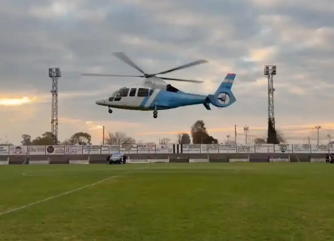 El punto crítico del operativo se vivió con el arribo del Helicóptero Sanitario H-17 de la Policía Federal, el cual debió aterrizar de emergencia en la cancha del Club Alumni.