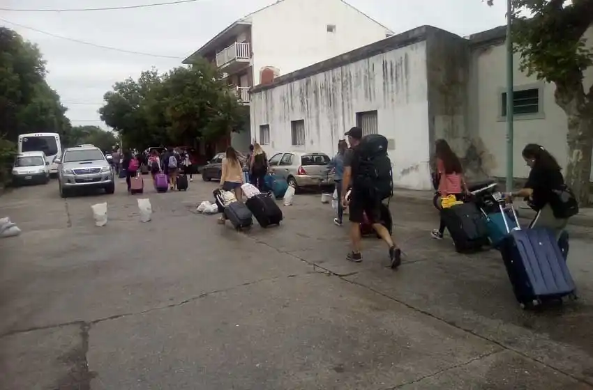 Reclaman que se resuelva de “forma urgente” el conflicto con los maleteros en la terminal de micros