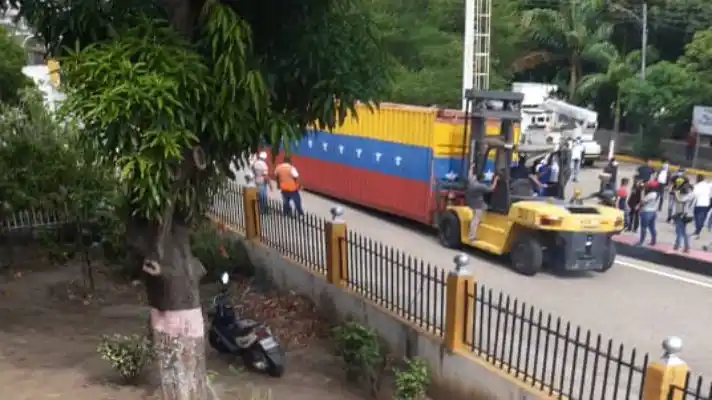 A LA EXPECTATIVA DE QUE LIBEREN LA FRONTERA: retiran los primeros contenedores en el puente Simón Bolívar