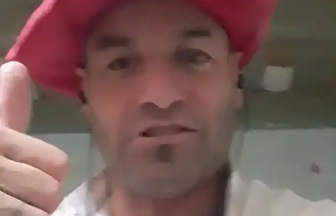 Mató a su ex novia y ahora usa TikTok desde la cárcel para saludar a sus "amigas"