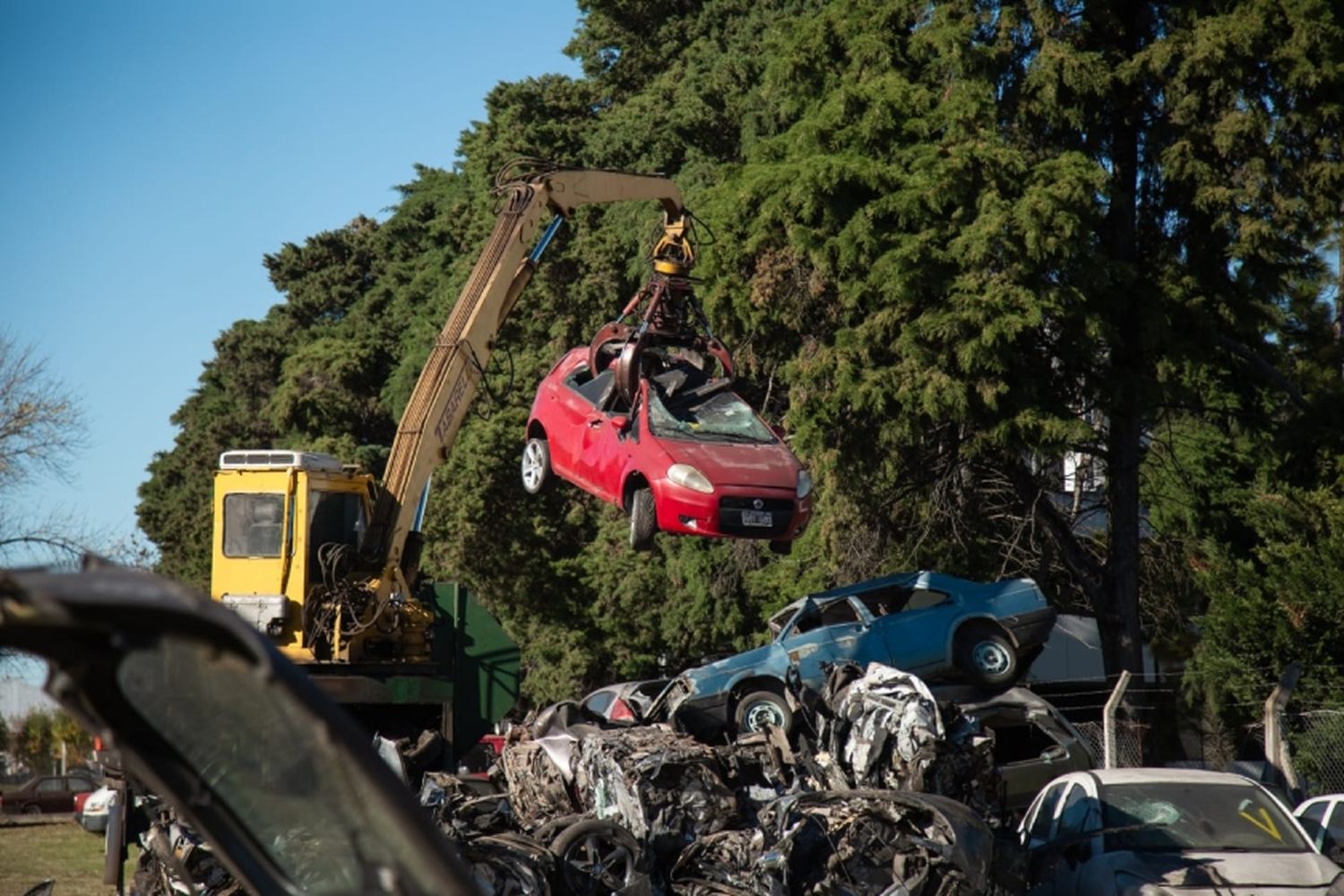 Compactan 300 autos en desuso del depósito de la Policía de Investigaciones en zona sur